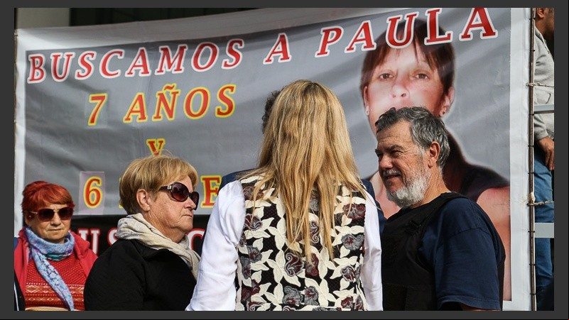 Los padres de Paula en la espera de los fallos; la mujer se descompensó y fue hospitalizada. 