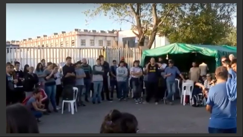El bloqueo se realiza en la puerta de la empresa, en Batlle y Ordóñez al 3400.