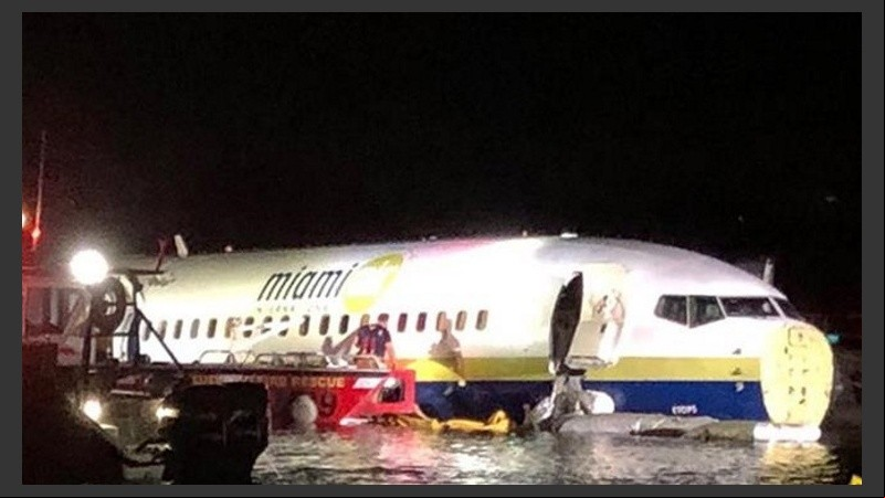 El avión en el río poco profundo de Florida. 