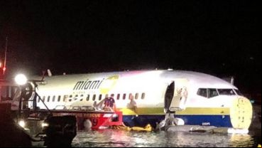 El avión en el río poco profundo de Florida.