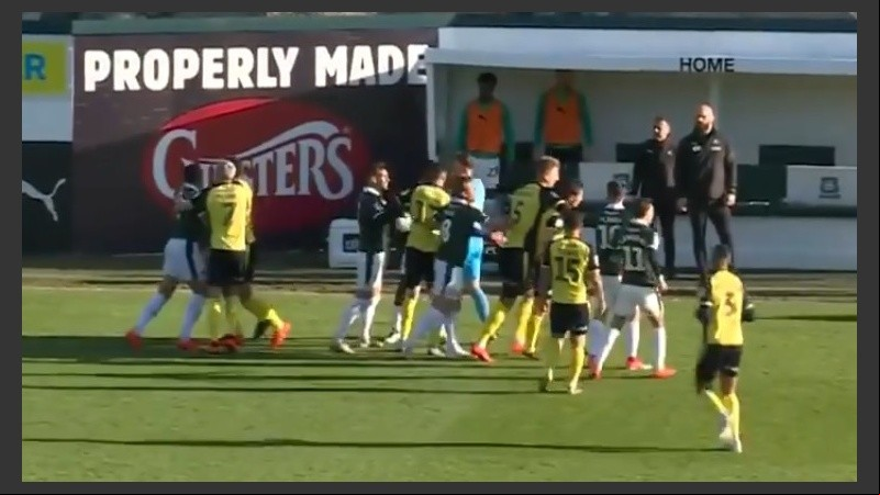 Los jugadores a puro reclamo tras la falta de Fair Play.