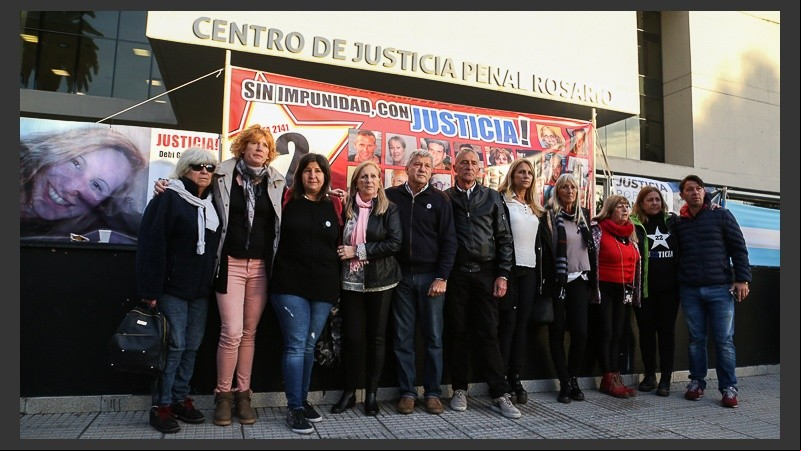 Familiares de víctimas de la explosión de calle Salta en la previa del inicio del juicio este miércoles. 