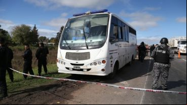 El colectivo del SP fue atacado este mediodía sobre la autopista.