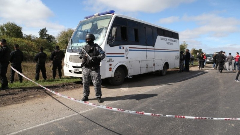 El colectivo del SP fue atacado este mediodía sobre la autopista.