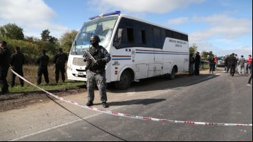 El colectivo del SP fue atacado este mediodía sobre la autopista.