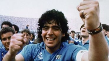 Diego en uno de los momentos de gloria en el Nápoli.