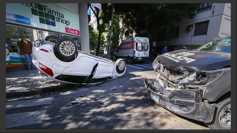 Así quedó el Ford Fiesta tras ser embestido por el patrullero policial.