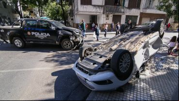 Así quedó el Ford Fiesta tras ser embestido por el patrullero policial.
