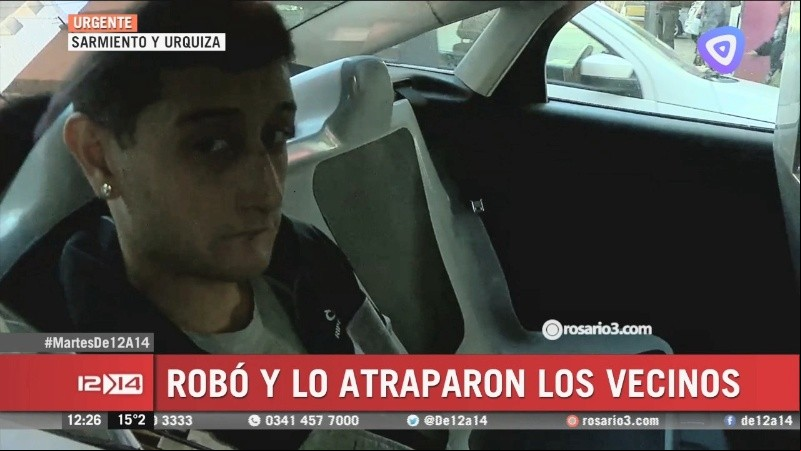 El joven que quiso robar una billetera, al ser trasladado por la policía. 