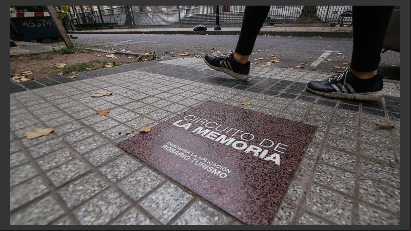 Cada lugar que forma parte del recorrido hay una placa alusiva.