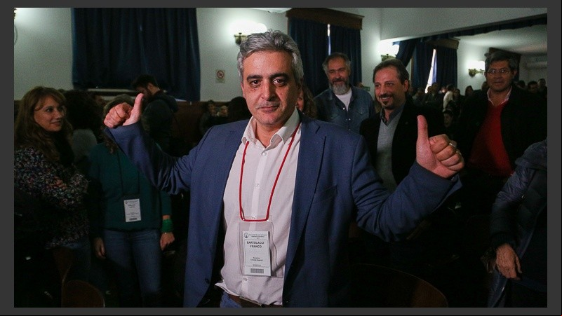 Bartolacci festeja en la asamblea universitaria.