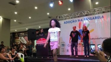 Los menores fueron exhibidos en un shopping.