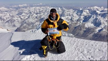 El rosarino Sarjanovich en la cumbre con la bandera argentina.