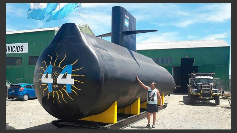 La pieza también incluye a los nombres de los 44 tripulantes pintados a mano.