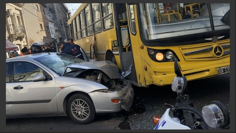 El auto impactó contra la parte delantera derecha del colectivo.