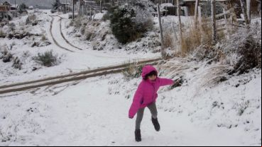 Los chicos se lanzaron a las calles para jugar con la nieve.