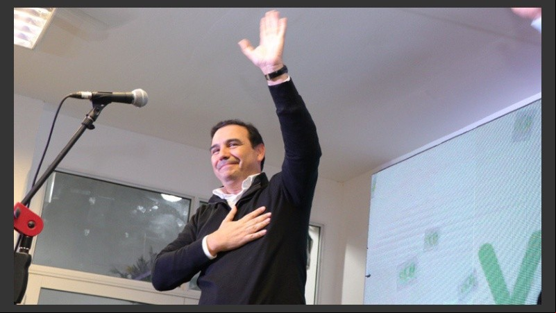 El gobernador Valdés, de extracción radical, aliado al macrismo, festeja el triunfo.