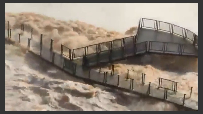 Las pasarelas al borde del agua.
