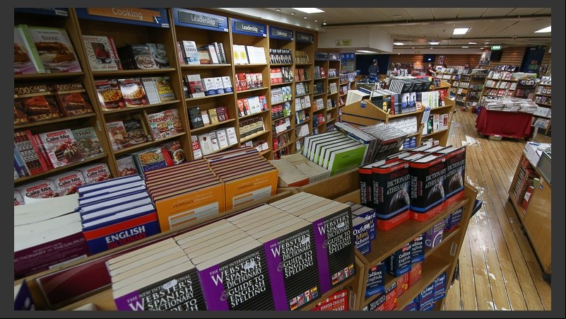 El interior del barco donde se encuentra la librería.