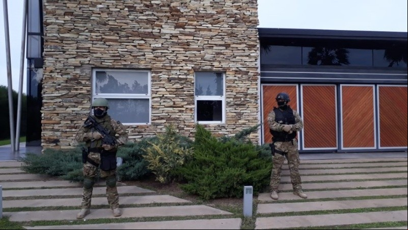 Los investigadores se toparon con una casa de lujo en Puerto Roldán.