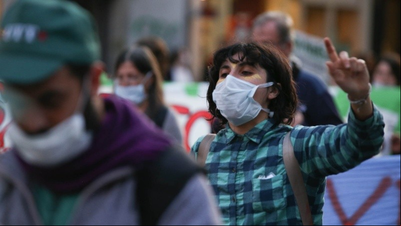 La marcha de los barbijos por el centro de Rosario en el Día Mundial del Medio Ambiente.