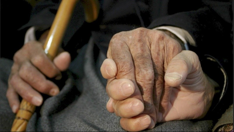 La pareja de ancianos esperaba a su hijo pero no regresó. 