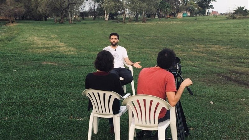Verzeñassi entrevistado por la TV alemana.