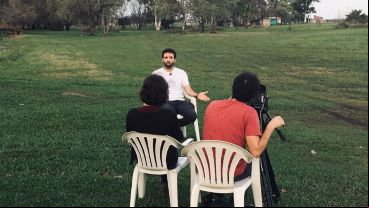 Verzeñassi entrevistado por la TV alemana.