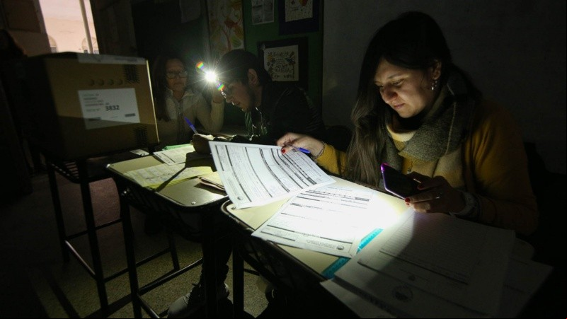 Votando a la luz de las velas y los celulares. 