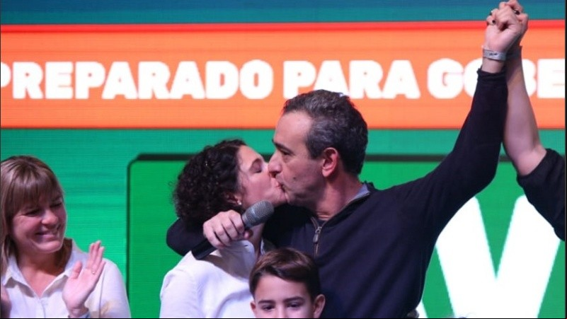 Beso y mucha emoción en el discurso de Javkin.