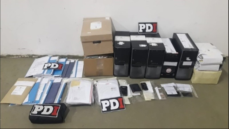 Parte de los elementos secuestrados en los operativos.