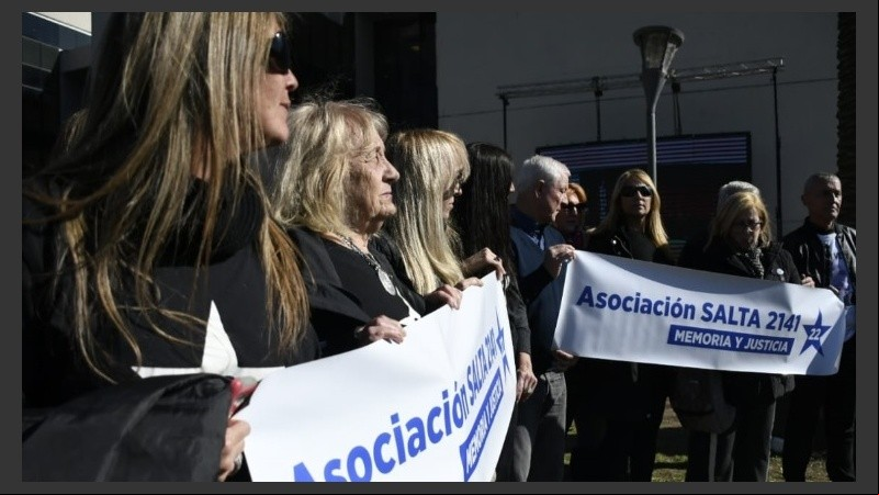 Familiares siguieron la jornada desde afuera y se indignaron con el fallo.