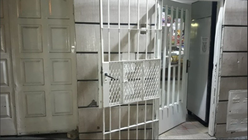 El frente de la casa y el negocio baleados. 