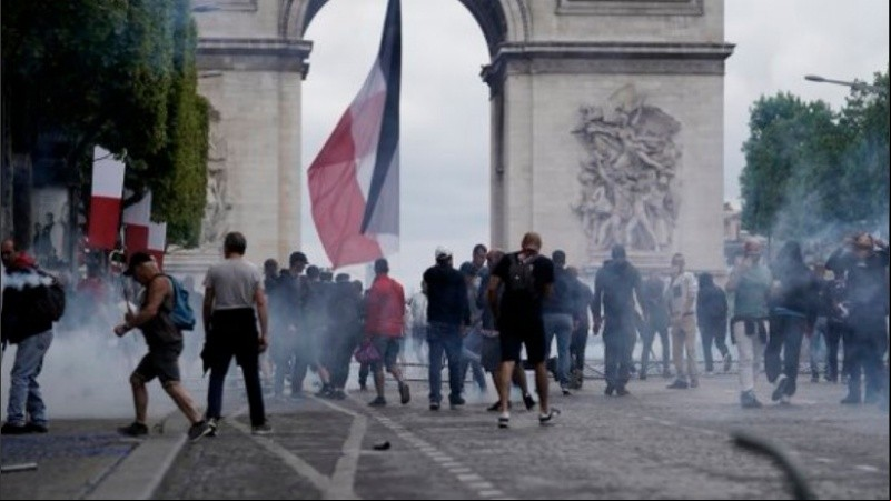 Manifestaciones frente al Arco del Triunfo de París.
