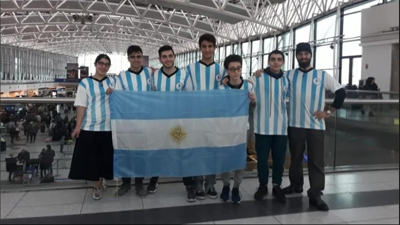El equipo argentino, con dos estudiantes de Rosario.