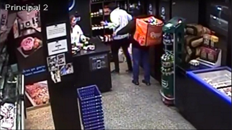 El asalto quedó filmado por las cámaras de seguridad del local. 