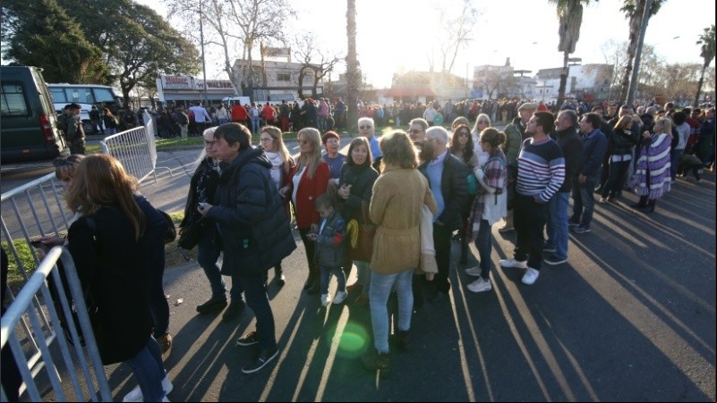Una larga fila de seguidores del presidente esperando para ingresar al club de zona norte. 