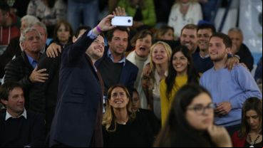 Roy López Molina a pura selfie en el club Banco Nación.