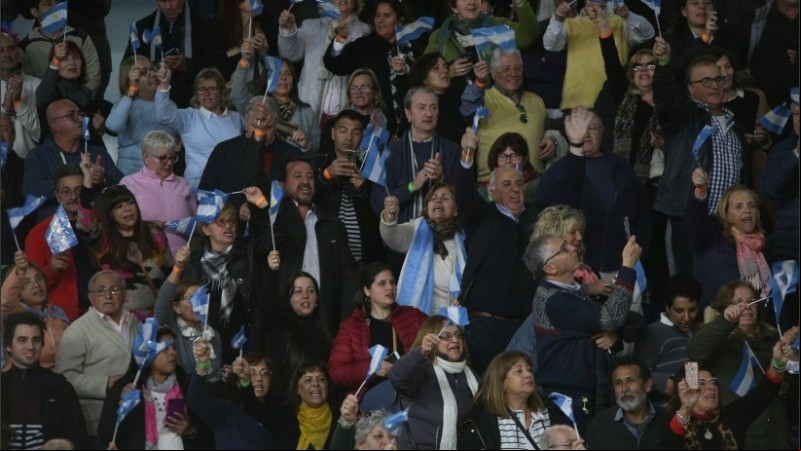 Los seguidores de Macri esperando el discurso del presidente. 