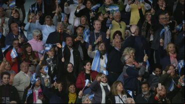 Los seguidores de Macri esperando el discurso del presidente.