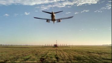 Un vuelo llega y otro dejará de partir.