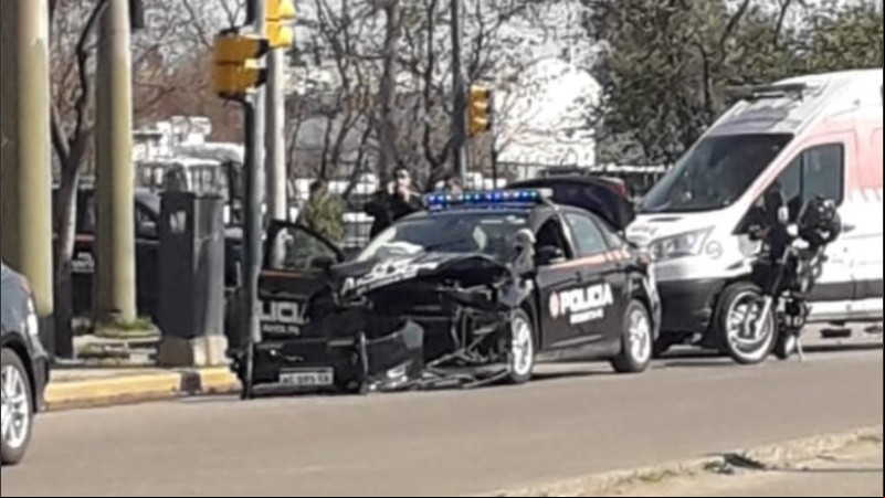 El Ford Focus policial, con la trompa destruida.