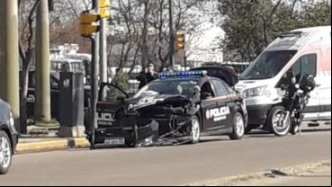 El Ford Focus policial, con la trompa destruida.