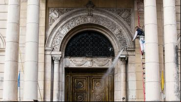 Este jueves continuaban los trabajos en el ingreso a la Basílica.