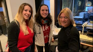 Dos futuras locutoras con la productora Araceli Colombo de Radio 2.