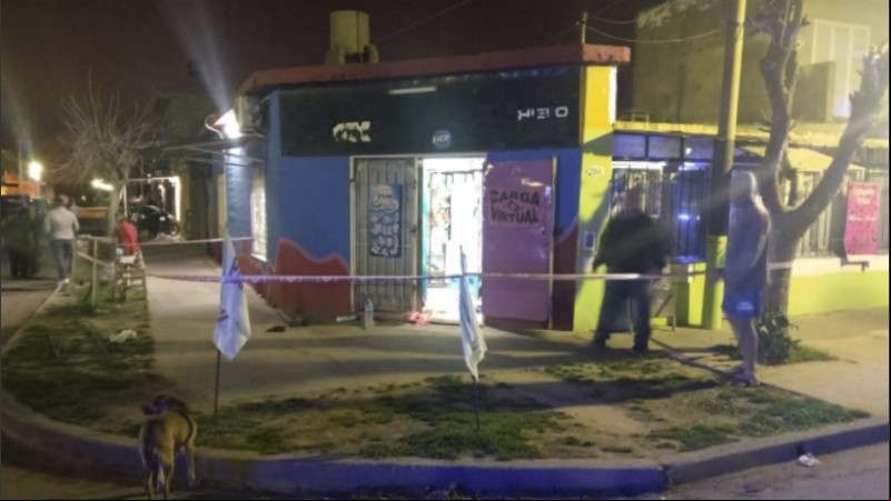 El comercio asaltado este viernes por la noche en Fray Luis Beltrán. 