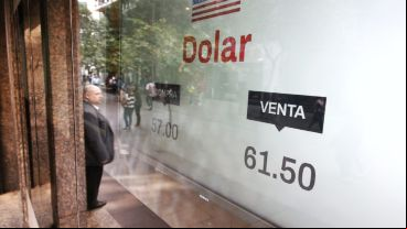 En Rosario, el billete se vendió 63 por la mañana y después cayó.