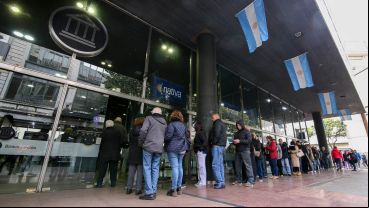 Importante cola en el Banco Nación de San Martín y Córdoba.