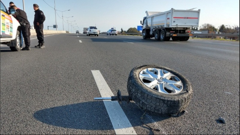 El conductor perdió el control del volante cuando se salió una rueda. 