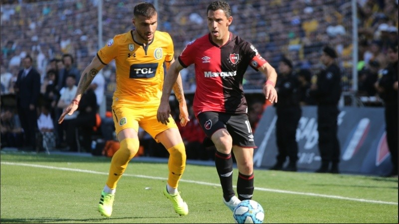 Maxi ante Ribas. Escena del primer tiempo del clásico de la ciudad.